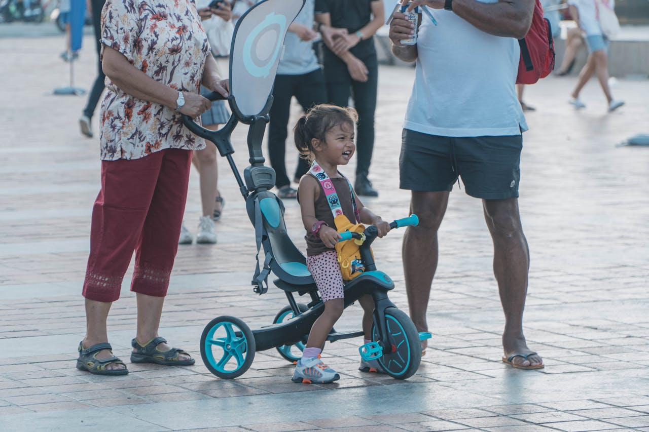 Nauja tėvų obsesija: kodėl visi renkasi triratukus su rankena