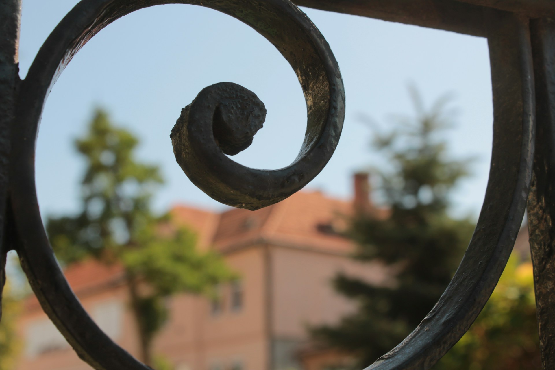 Metalas su charakteriu: kodėl kaltiniai elementai vis dar turi savo vietą?